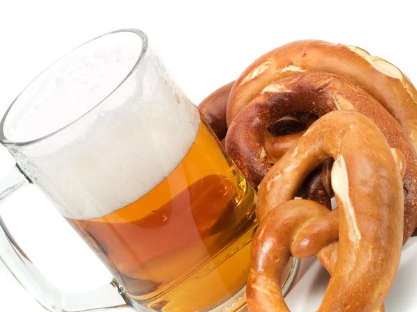 Pretzels e cerveja em vidro Fotografias De Stock Royalty-Free