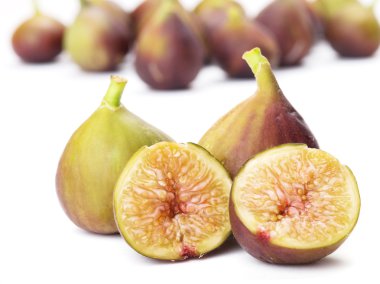 Bütün ve dilimlenmiş incir