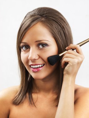 genç kadın makyaj uygulanması