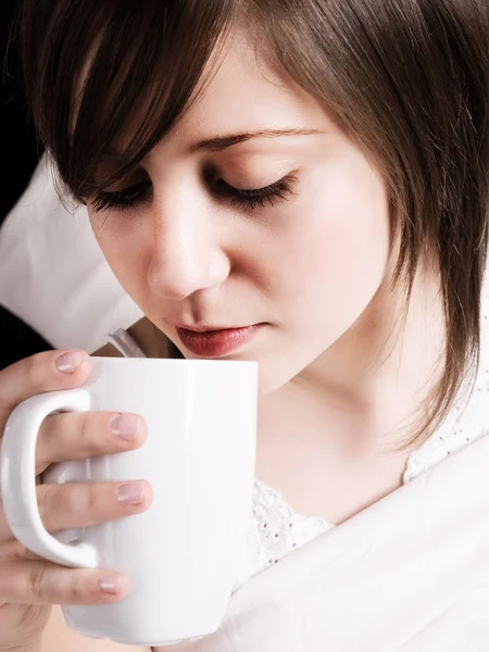 Dívka s kávou v posteli — Stock fotografie