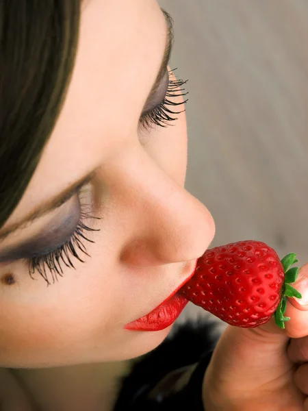 Jovem mulher comendo morango — Fotografia de Stock