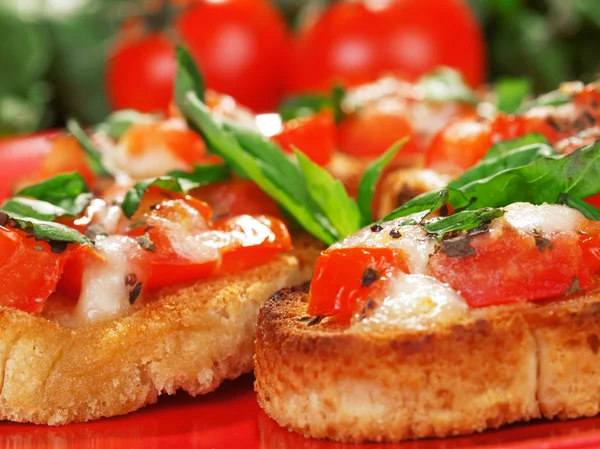 Bruschetta z serem pomidorowym i mozzarellą — Zdjęcie stockowe