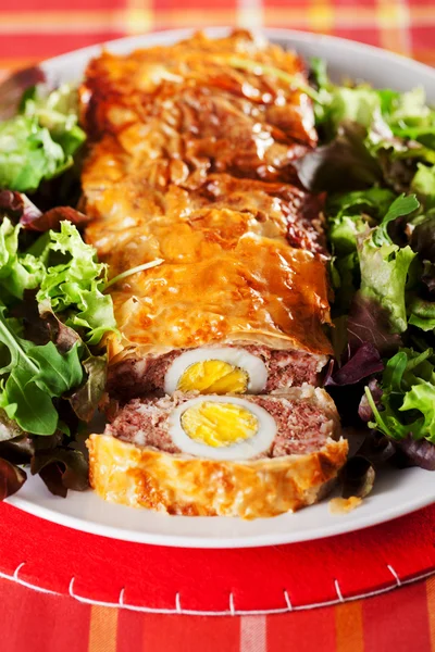 Pão de carne com ovos e salada — Fotografia de Stock