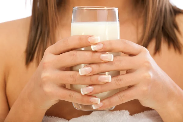 Mujer bebiendo leche — Foto de Stock