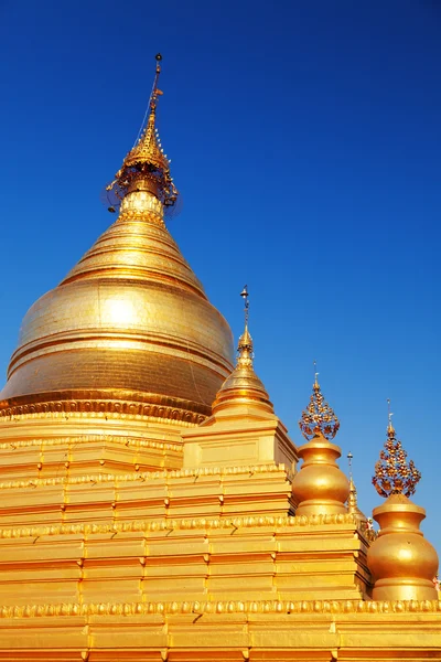 Maha Lawka Marazein Pagoda – stockfoto