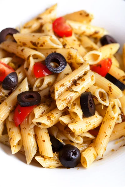 Penne com tomate cereja e azeitonas pretas — Fotografia de Stock