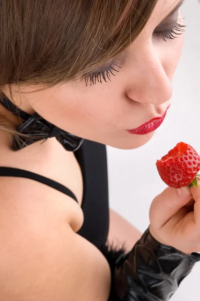 Femme mangeant des fraises — Photo