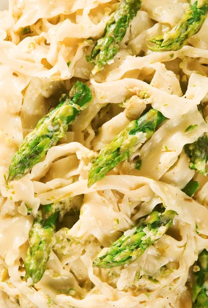 Tagliatelle con asparagi e panna — Foto Stock