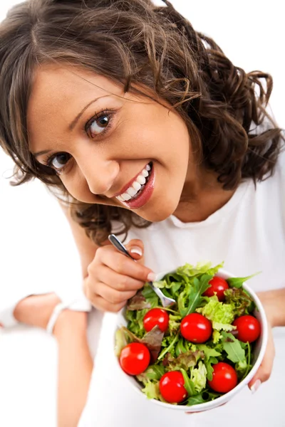 Mujer joven comiendo ensalada saludable — Foto de Stock