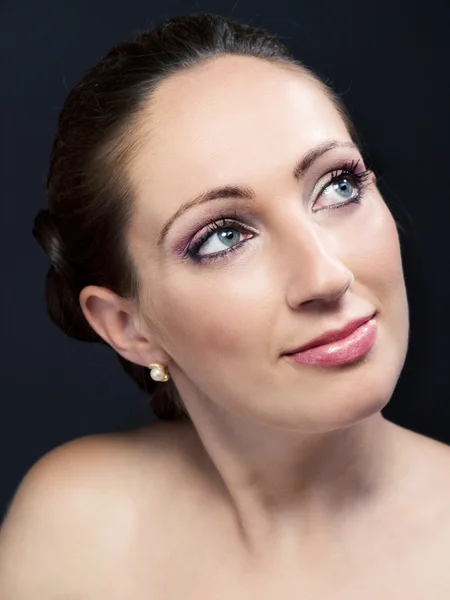 Jonge vrouw met make-up — Stockfoto