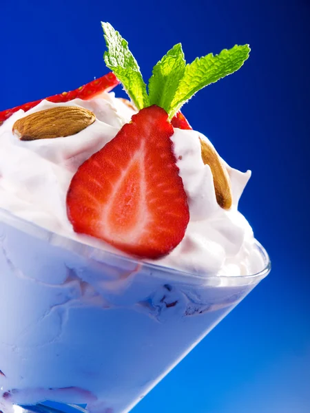 Strawberry cream in glass — Stock Photo, Image