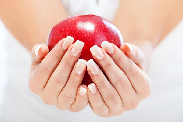 Vrouw met rode appel — Stockfoto