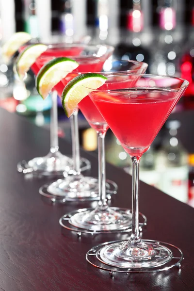 Kosmopolitische cocktail in bar — Stockfoto