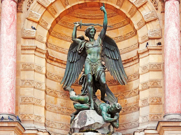 Posąg Saint Michael, Paryż — Zdjęcie stockowe