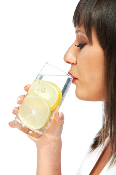 Žena pitnou vodu s citronem — Stock fotografie