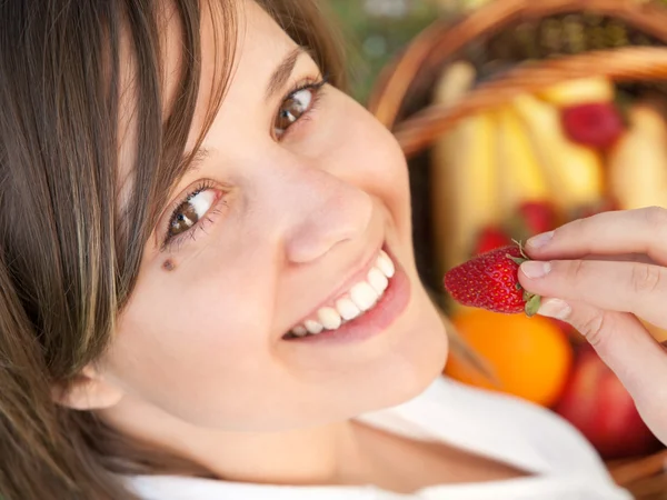 Mulher comendo morango — Fotografia de Stock