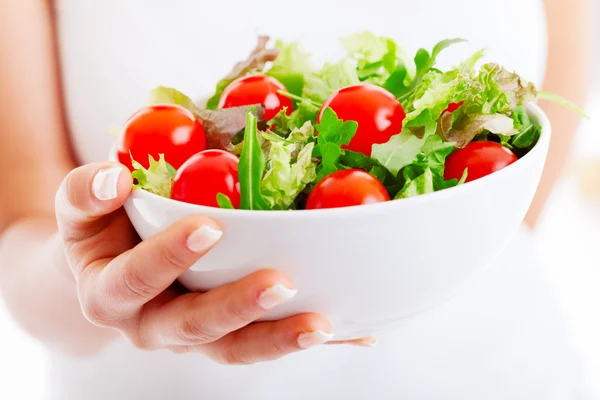 Ensaladera en manos de mujer —  Fotos de Stock