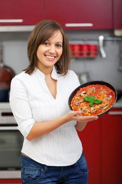 Wanita muda yang menyiapkan pizza — Stok Foto