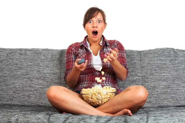 Mujer joven comiendo palomitas de maíz — Foto de Stock