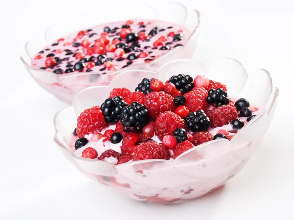 Ягодный йогурт в мисках — стоковое фото