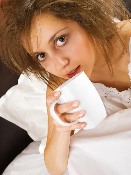 Mujer bebiendo café —  Fotos de Stock