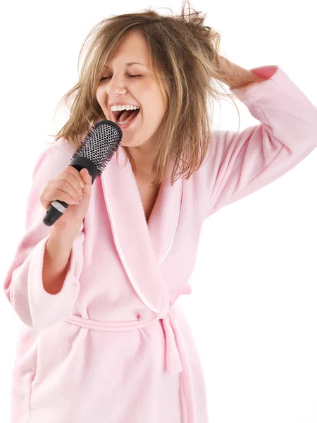 Frau singt mit Haarbürste — Stockfoto