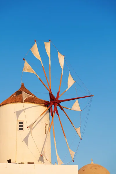 Wiatrak w Oia Santorini — Zdjęcie stockowe