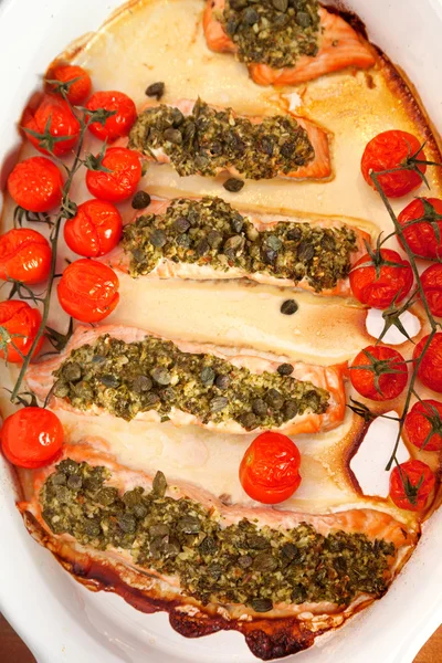 Salmão assado com pesto — Fotografia de Stock