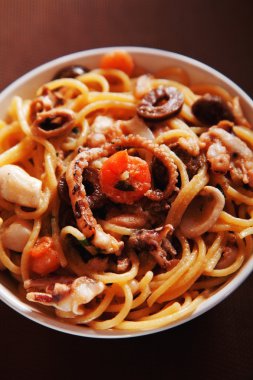 Deniz mahsulleri spagetti zeytinli