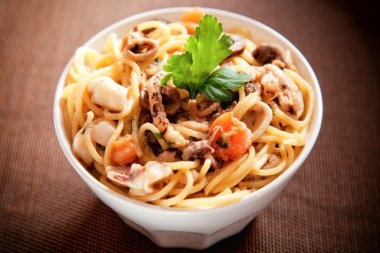 Deniz mahsulleri spagetti zeytinli