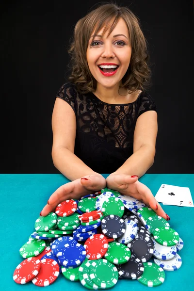 Mujer joven con fichas de juego — Foto de Stock