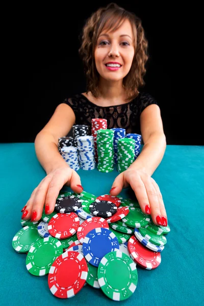 Mujer joven con fichas de juego — Foto de Stock