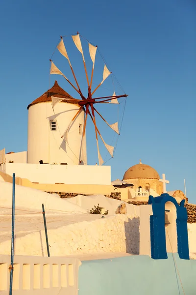 Molino de viento en Oia, Santorini — Foto de Stock