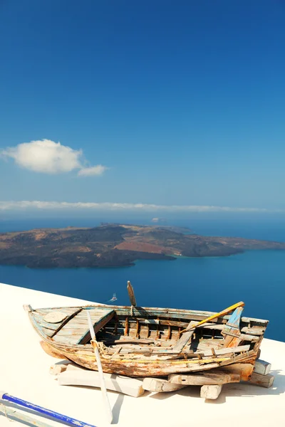 Gammal båt på taket av villa — Stockfoto