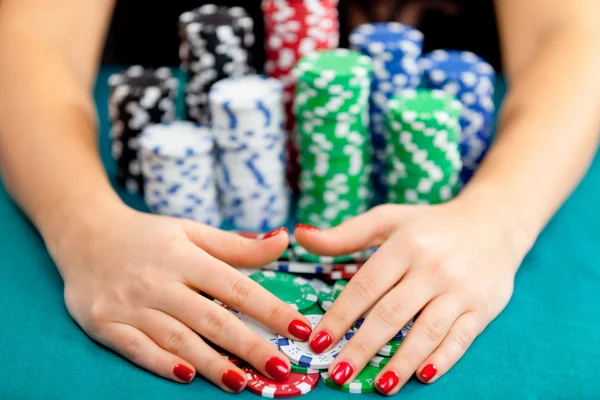 Donna con gioco d'azzardo chips — Foto Stock