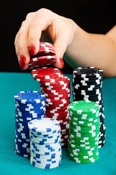 Frau mit Glücksspielchips — Stockfoto