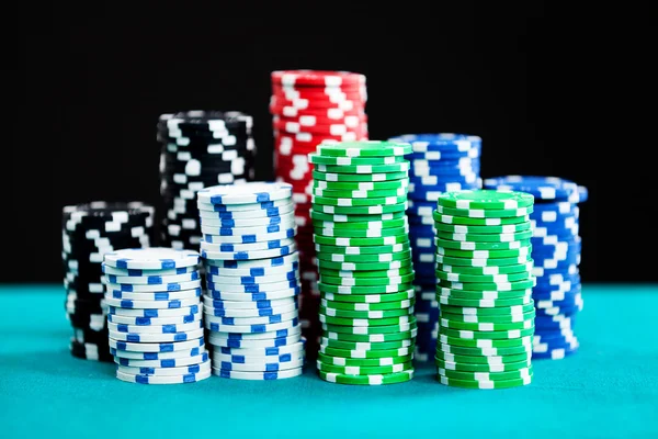Bunte Glücksspiel-Chips — Stockfoto