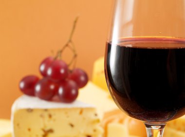 Peynir ve kırmızı şarap