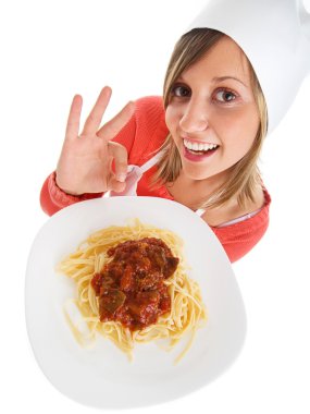 Kadın aşçı spagetti ile