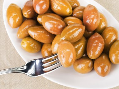 Kase içinde marine edilmiş zeytin.