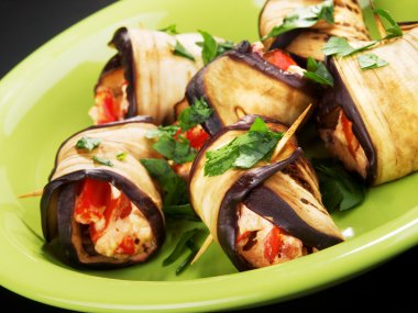 Patlıcan ruloları peynirle dolu.