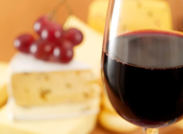 Sýr a červené víno — Stock fotografie