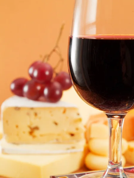 Queso y vino tinto — Foto de Stock