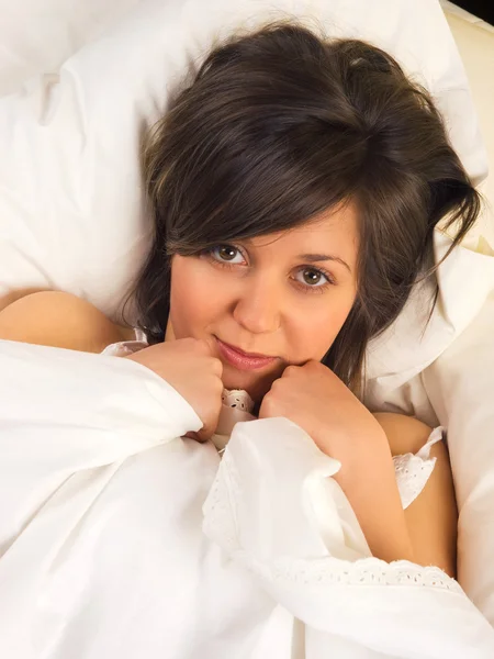 Mujer Despertando en la cama —  Fotos de Stock