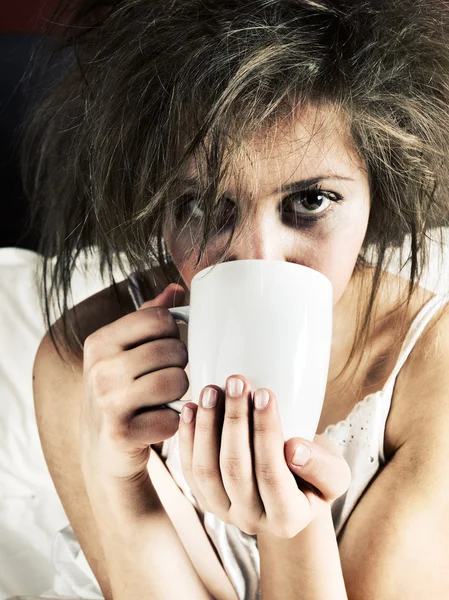 Donna che beve caffè a letto — Foto Stock