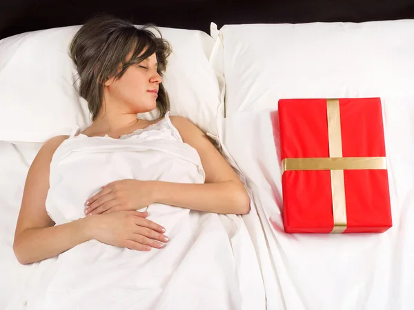 Mujer en la cama con regalo —  Fotos de Stock