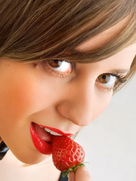 Wanita muda makan stroberi — Stok Foto