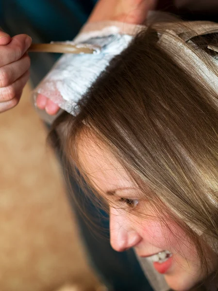 Mujer en peluquería —  Fotos de Stock