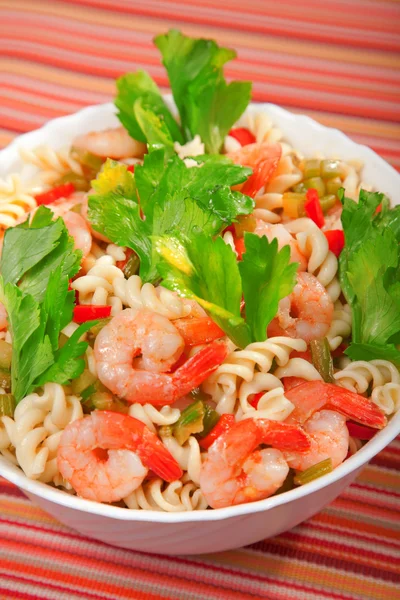 Fusilli, räkor och selleri sallad — Stockfoto