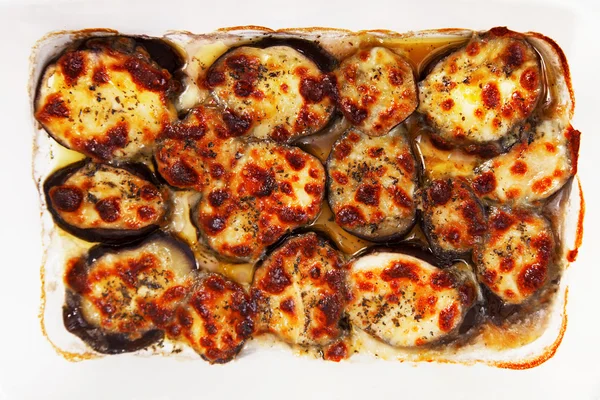 Aubergines met mozzarella en basilicum — Stockfoto